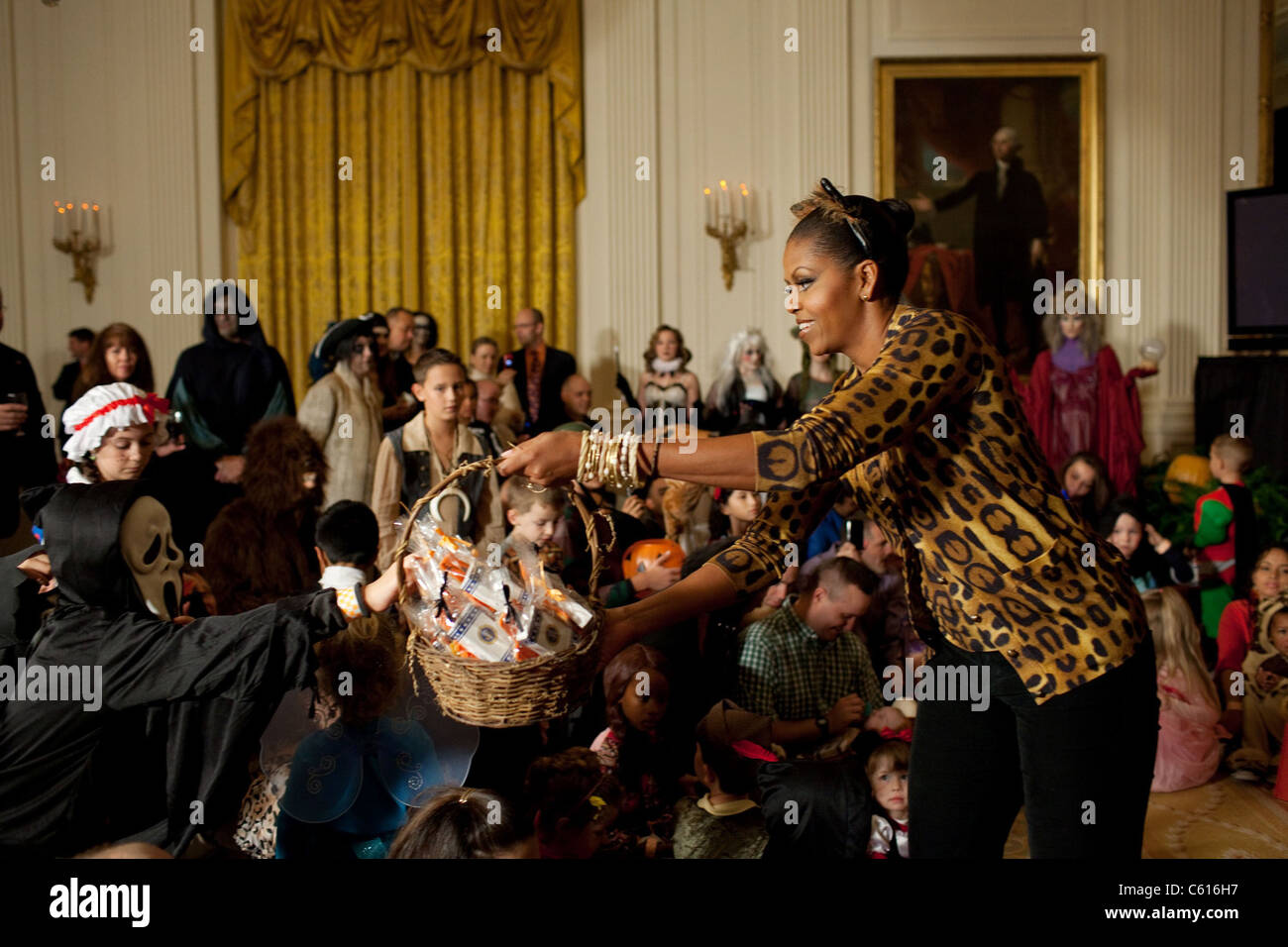 First Lady Michelle Obama händigt Leckereien bei einem Halloween-Empfang für Soldaten und deren Angehörige und Kinder von Mitarbeitern des weißen Hauses Stockfoto