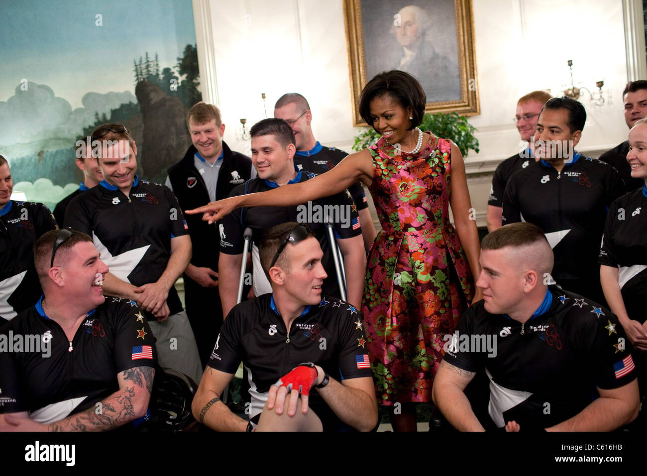 Michelle Obama Gespräche mit Teilnehmern in die Verwundeten Krieger Soldat Fahrt bietet adaptive Radrennsport trifft für behinderte Veteranen. Michelle trägt ein floral print Seidenkleid aus Barbara Tfanks Kollektion Herbst 2009. 28. April 2010, Foto: Everett Collection(BSLOC 2011 7 107) Stockfoto