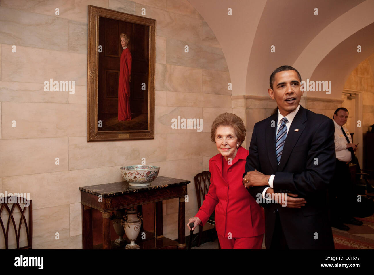 Präsident Obama und ehemalige First Lady Nancy Reagan gehen durch das Weiße Haus vorbei an ihrem offiziellen weiße Haus Portrait als First Lady. 2. Juni 2009. (BSWH 2011 8 360) Stockfoto