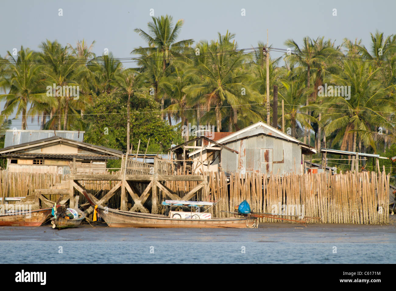 traditionelle Fischerdorf am Ufer von Krabi, Krabi, thailand Stockfoto