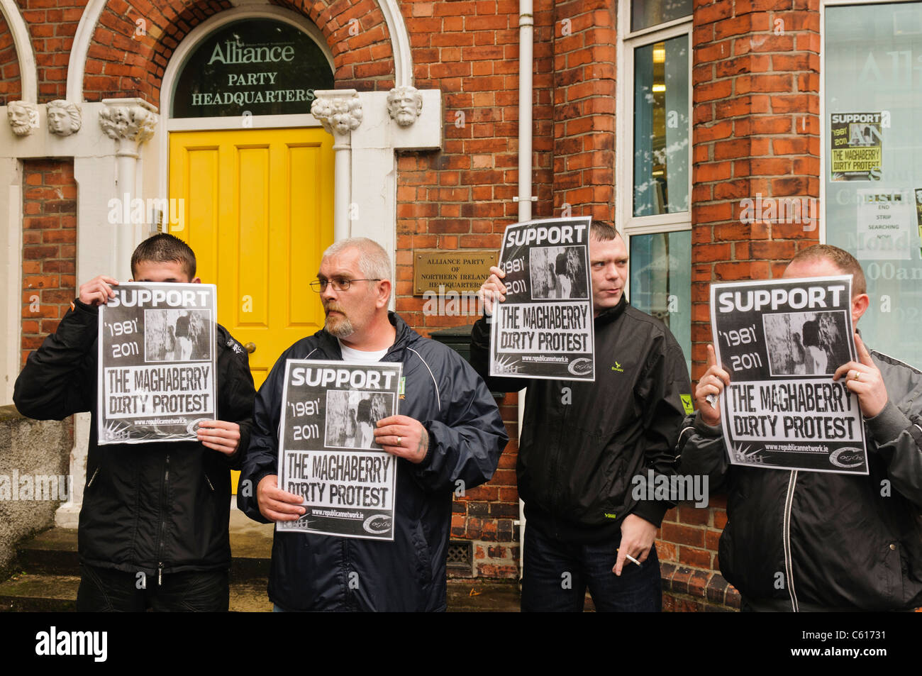 Martin Og Meehan zusammen mit anderen Mitgliedern des republikanischen Network for Unity (RNU) Stufe a Protest innen und außen Alliance Party HQ gegen Bedingungen für Maghaberry Gefangene. Stockfoto