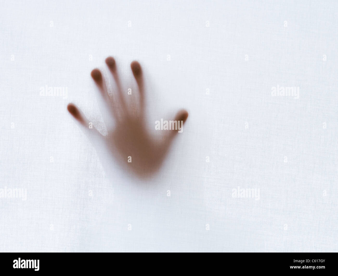 Hand hinter Blatt. Stockfoto