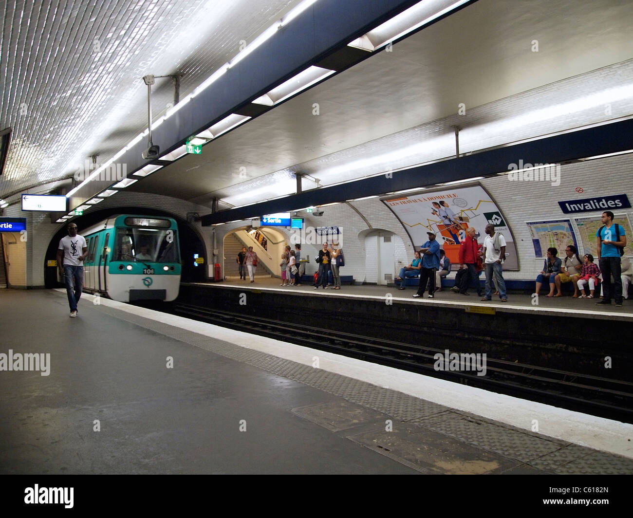 Paris u-Bahn-Zug ziehen in Invalides Station, Frankreich Stockfoto