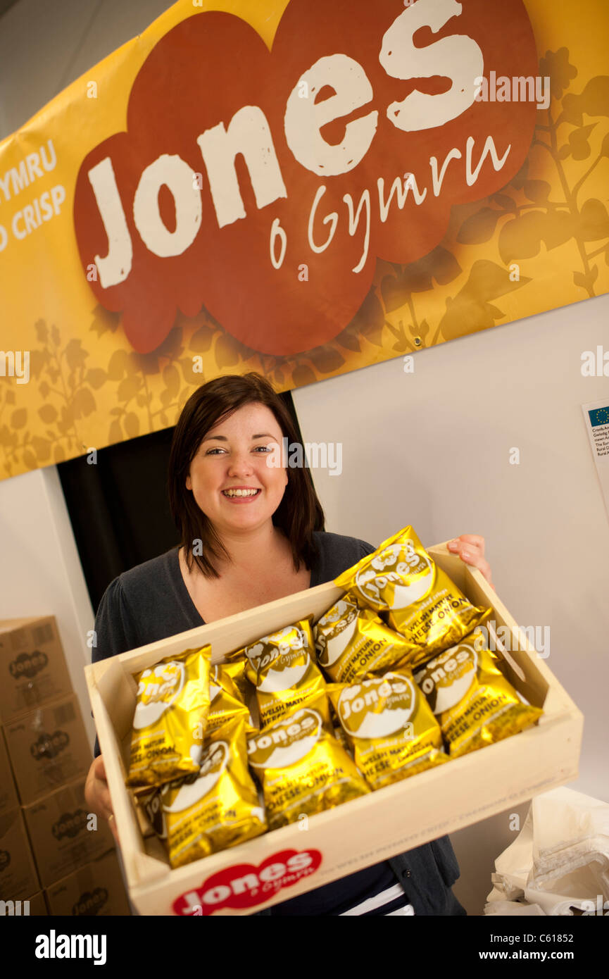 Eine Frau verkauft JONES - Chips zum Verkauf an die Royal Welsh Agricultural Show, Builth Wells, Wales, Walisisch 2011 Stockfoto