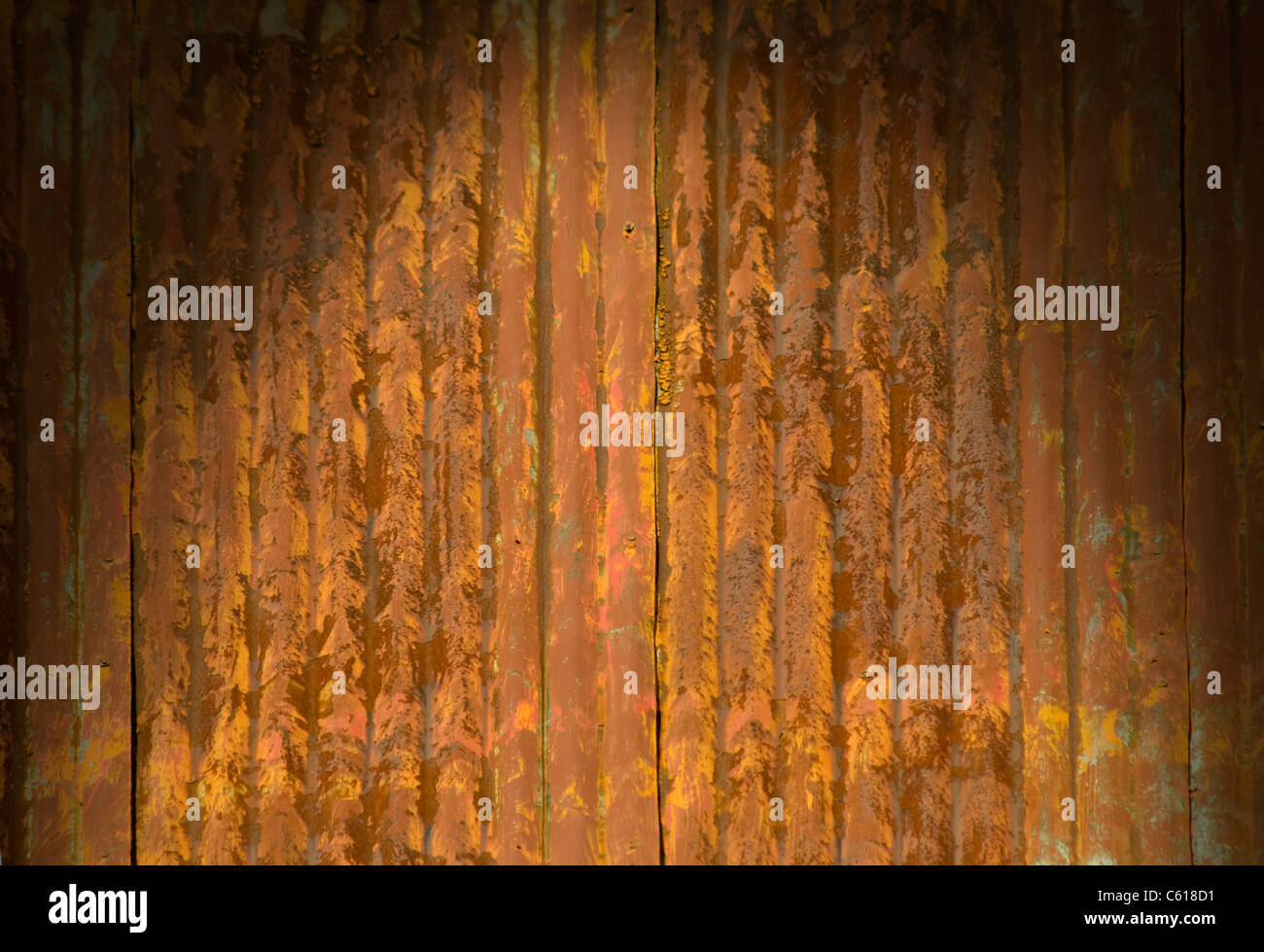 Rusty Wellpappe Metalloberfläche dramatisch beleuchtet von oben Stockfoto