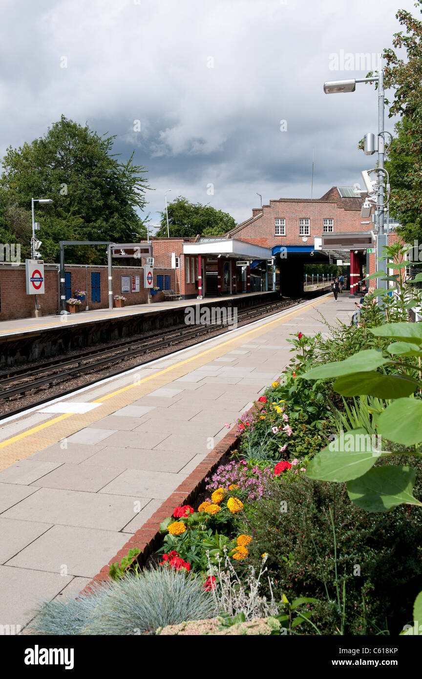 Leeren Bahnsteig in Northwood Hills u-Bahnstation, England. Stockfoto