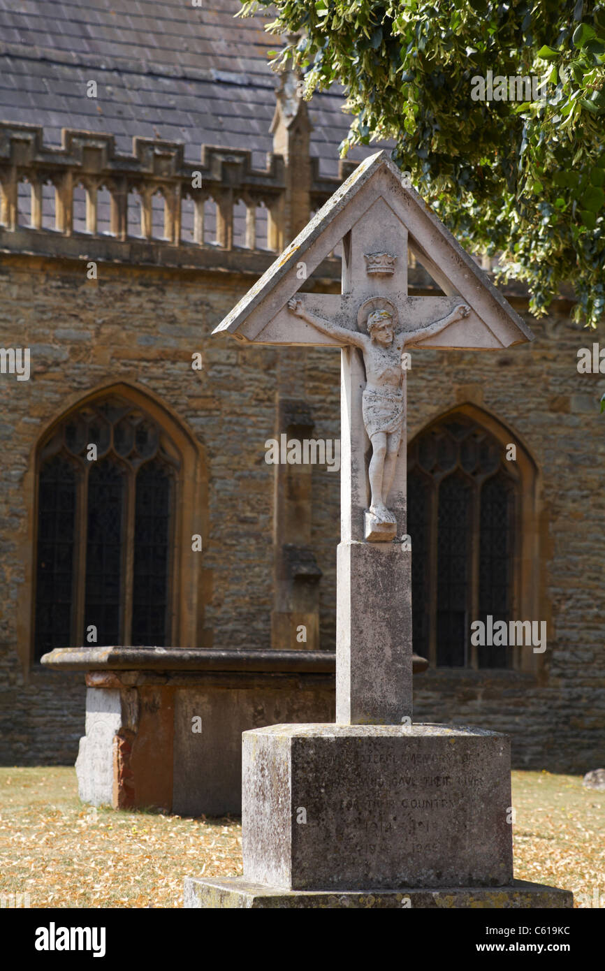 gedenkstatue auf dem Friedhof von Evesham in dankbarer Erinnerung an diejenigen, die im Juli in den Cotswolds, Worcestershire, Großbritannien, ihr Leben für ihr Land hingegeben haben Stockfoto