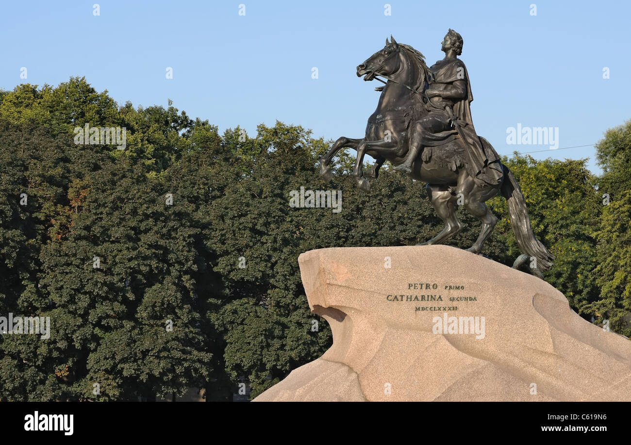 Der eherne Reiter ("der Kupfer-Reiter") ist ein Reiterstandbild Peters des großen in Sankt Petersburg, Russland. Stockfoto