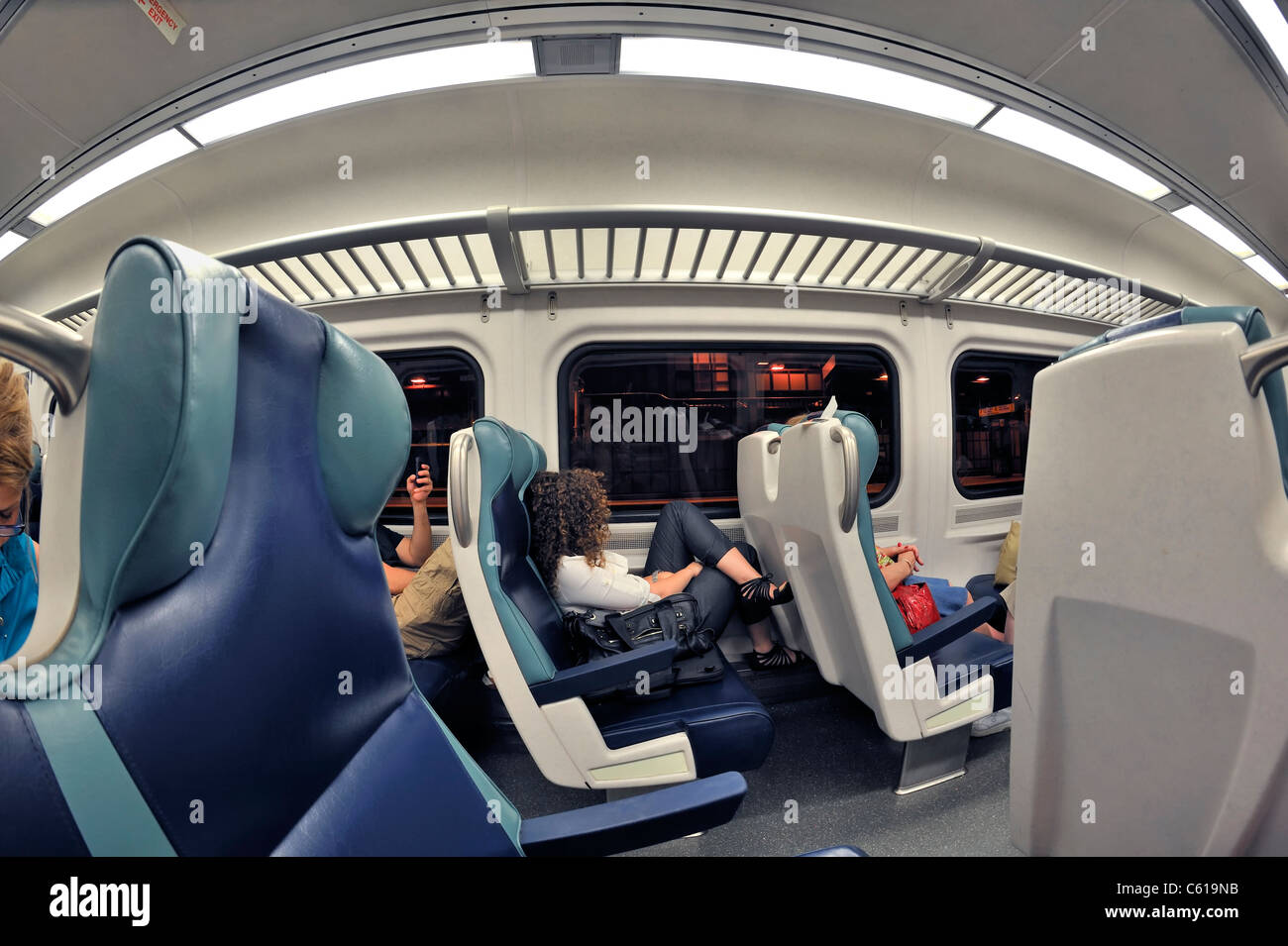 LIRR Bahn Interieur, mit Passagiere sitzen warten darauf, Penn Station, New York City, Long Island (180° Fischauge) gehen lassen Stockfoto