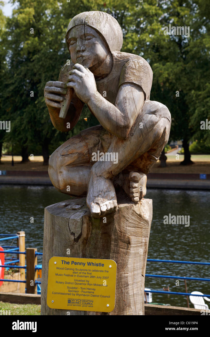 Die Penny Whistle Holzschnitzerei Skulptur am Fluss Avon im Abbey Park, Evesham in den Cotswolds, Worcestershire, Großbritannien im Juli Stockfoto