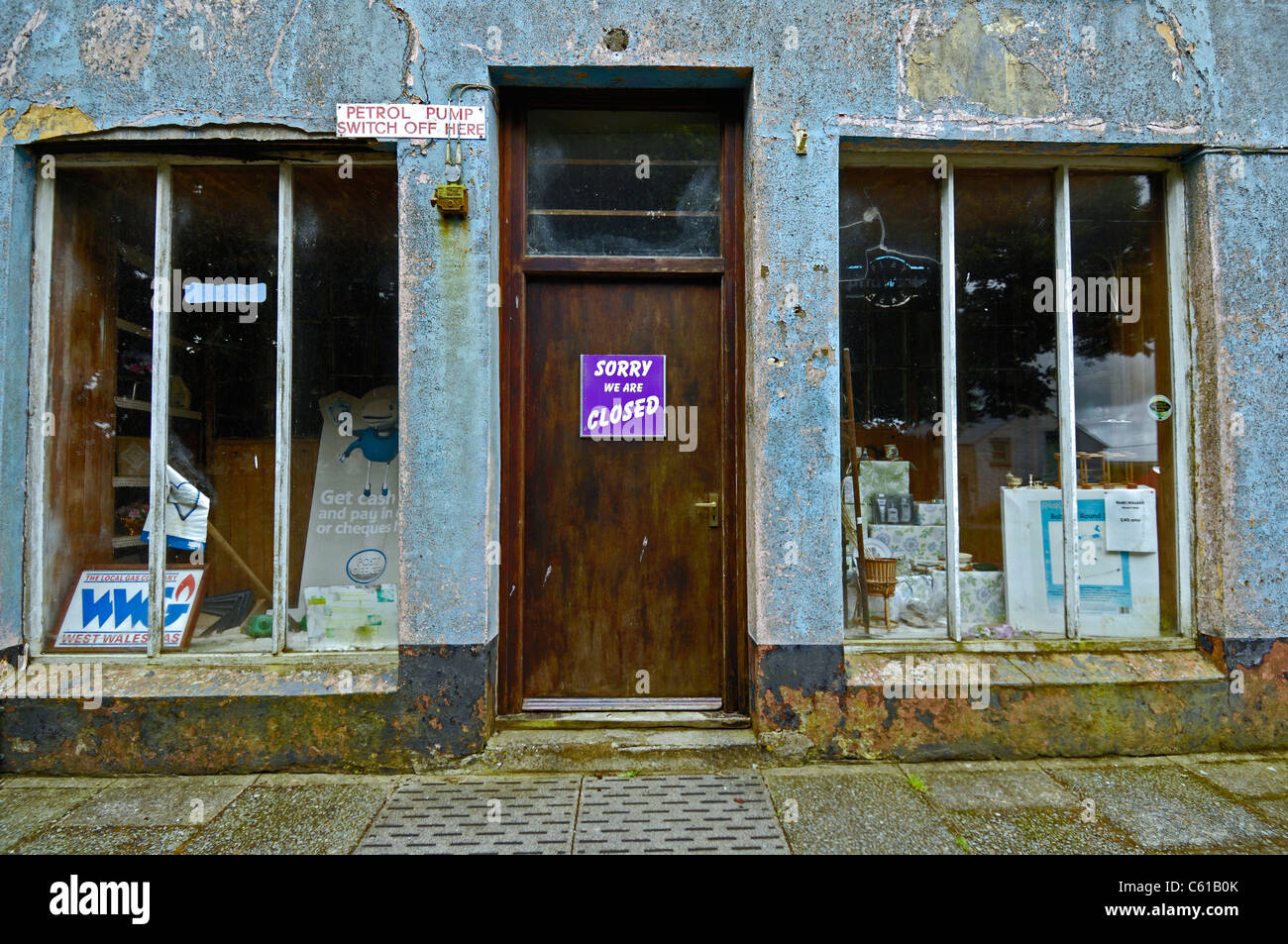 Der geschlossene Gemischtwarenladen in der walisischen Dorf von Mathry, Pembrokeshire, Wales. Stockfoto