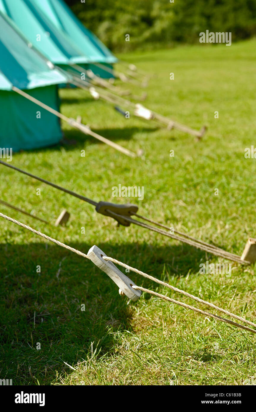 Eine Reihe von grünen Glocke Zelten aus schweren Leinwand und auf den Boden durch verstellbare Reiseführer Seilen gesichert. Stockfoto