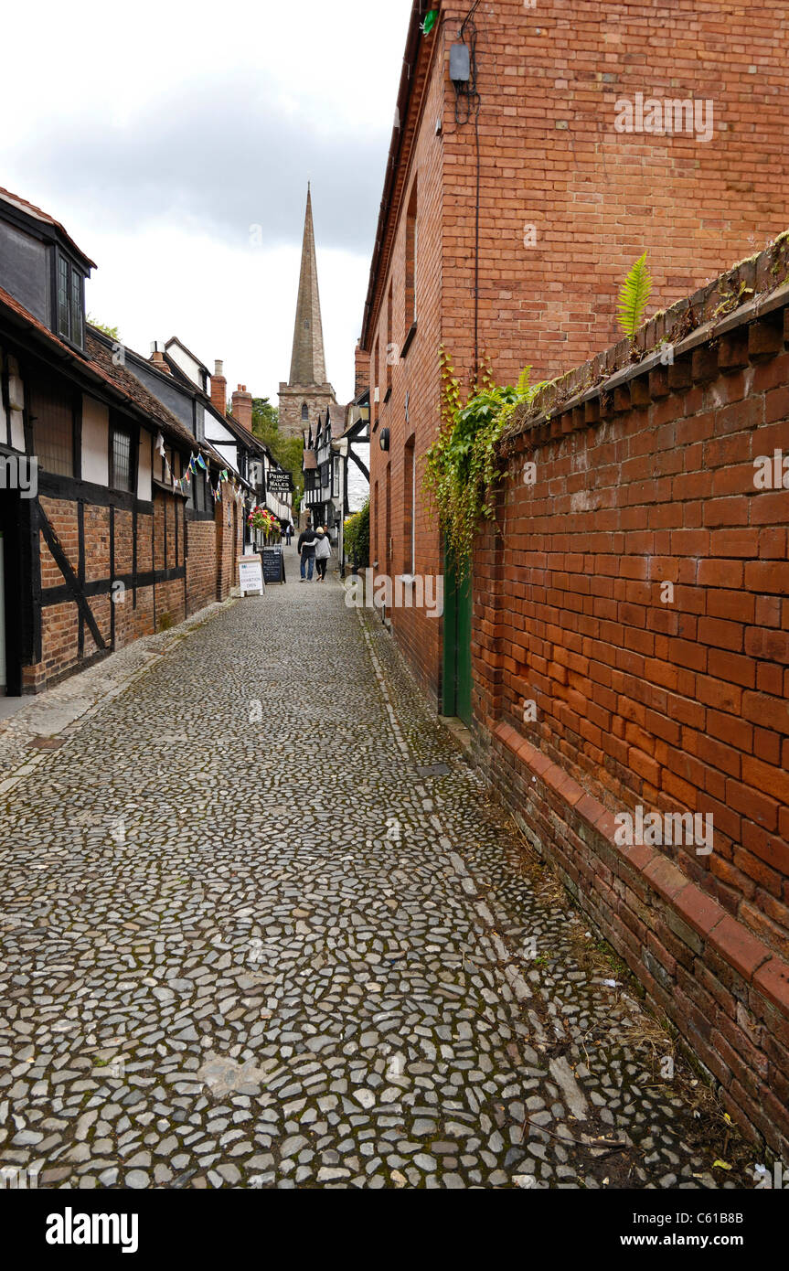 Gepflasterte Straße mit stark hängenden Fachwerkbauten in Ledbury, Herefordshire, England. Stockfoto