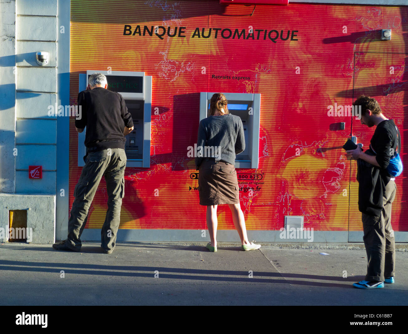 Paris, Frankreich, Leute, die Bargeld von Bankautomaten auf der Straße abheben, Bankautomatisierung Stockfoto