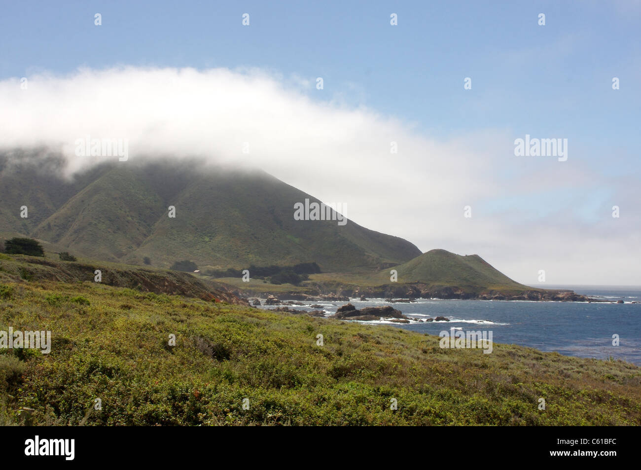 Tief hängenden Wolken bedecken die Gipfeln der Hügel entlang Highway 1 in Kalifornien Stockfoto