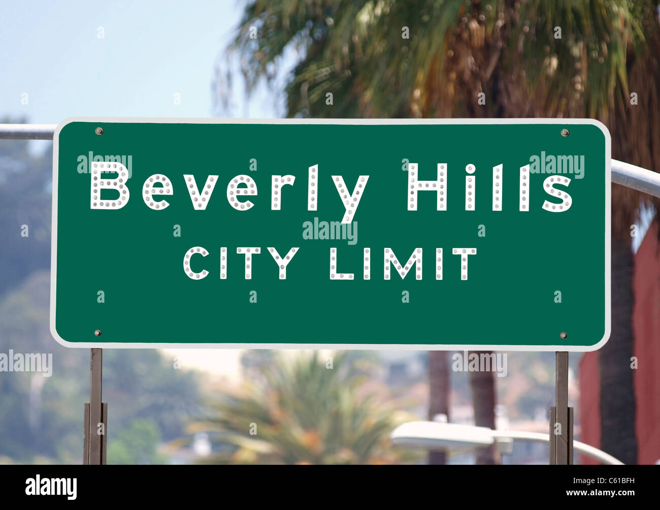 Beverly Hills Stadt begrenzt Zeichen mit Palmen. Stockfoto