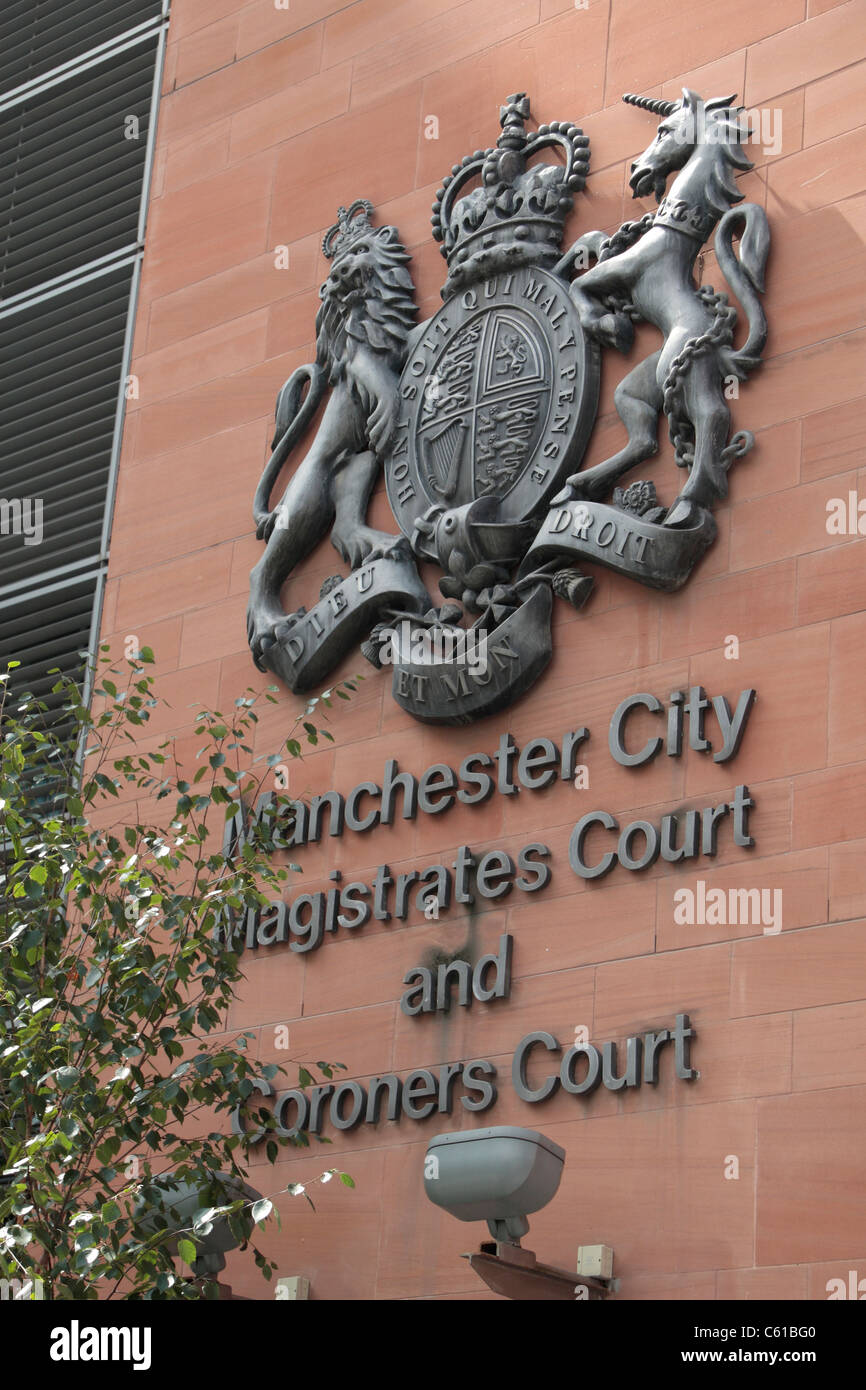 Das königliche Wappen außerhalb von Manchester City Magistrates Court und Leichenbeschauer Gericht, Manchester, England. Stockfoto