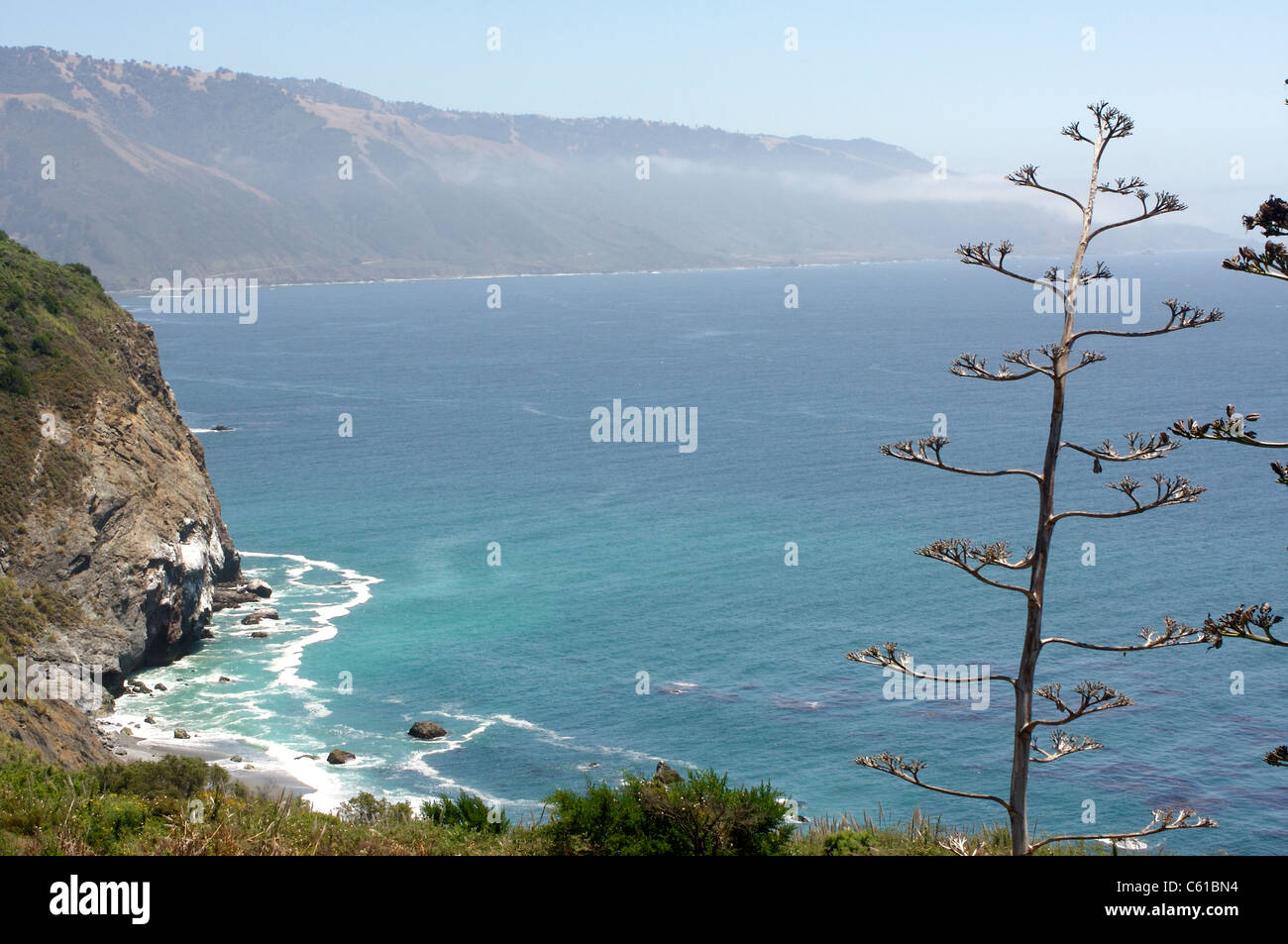 Blick auf den Pazifischen Ozean von Lucia, Kalifornien, am Highway 1 Stockfoto