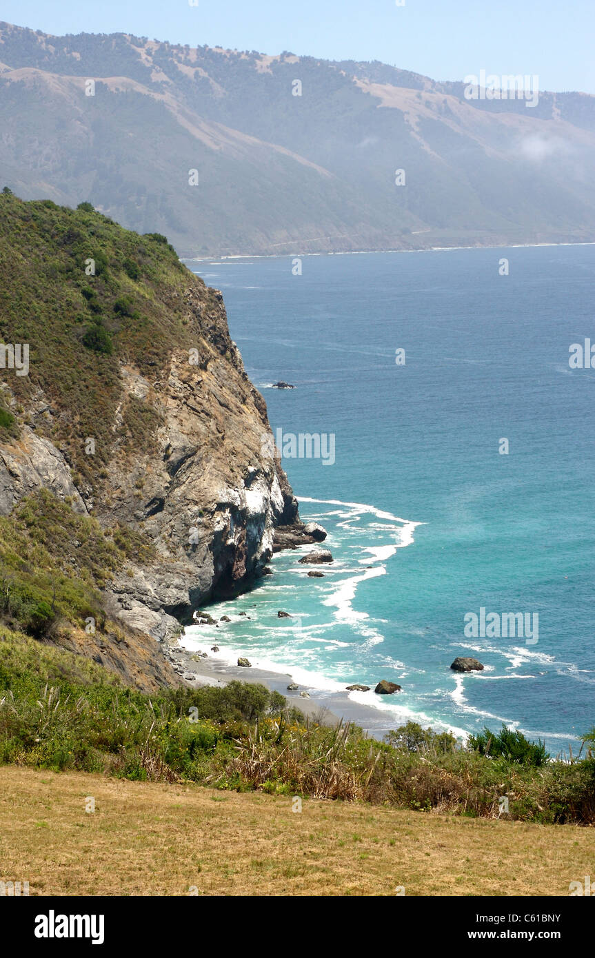 Blick auf den Pazifischen Ozean von Lucia, Kalifornien, am Highway 1 Stockfoto