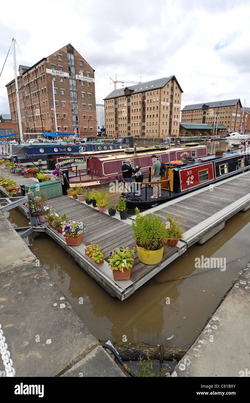 Kanal schmale Boote und Yachten und andere Fluss Handwerk festgemacht an der neu restaurierten Docks in Gloucester, Gloucestershire, England Stockfoto