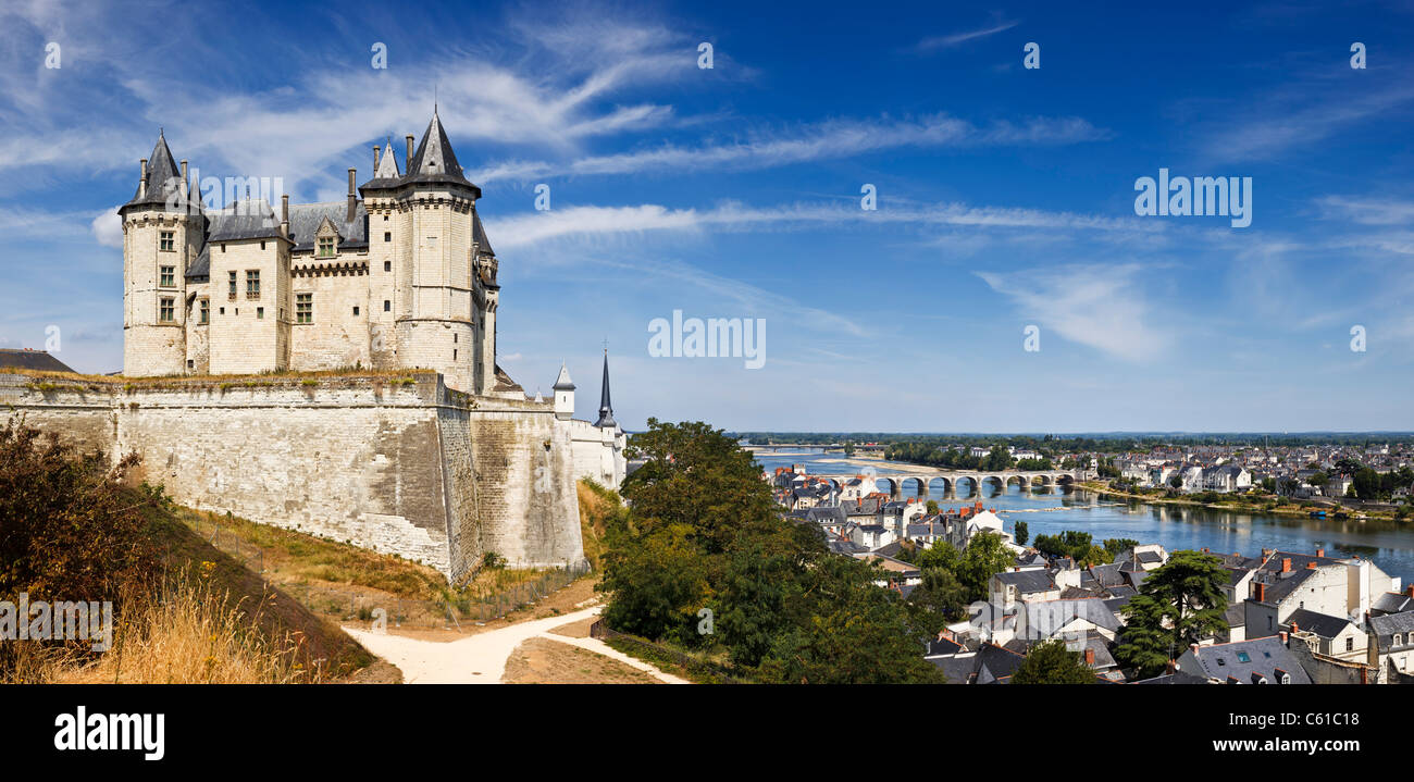 Saumur Château mit Blick auf die Loire Tal, Maine et Loire, Frankreich, Europa im Sommer Stockfoto