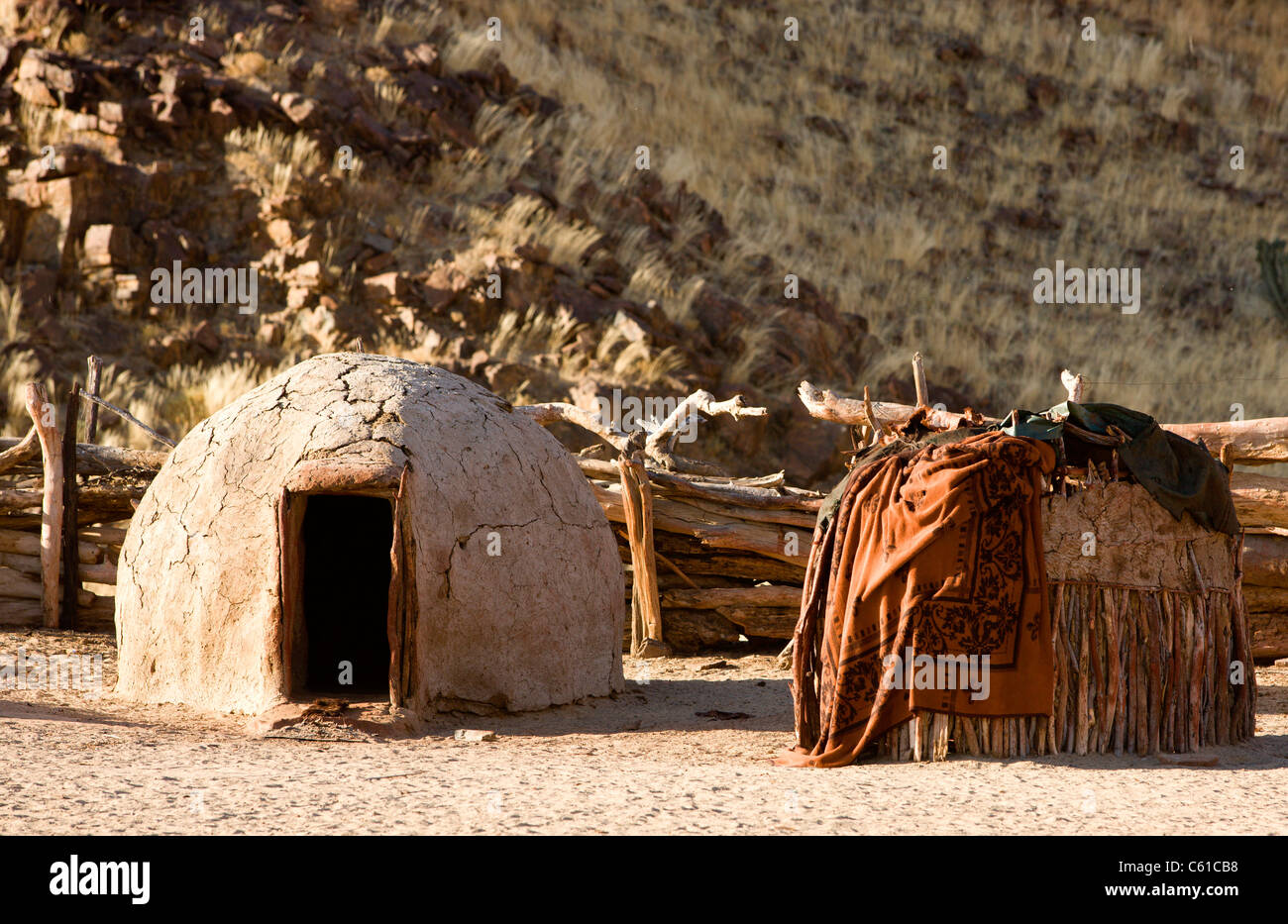 Die urigsten Hütten und Wohnungen von der Himbas. Purros, nördlichen Kaokoland, Kaokoveld, Namibia. Stockfoto