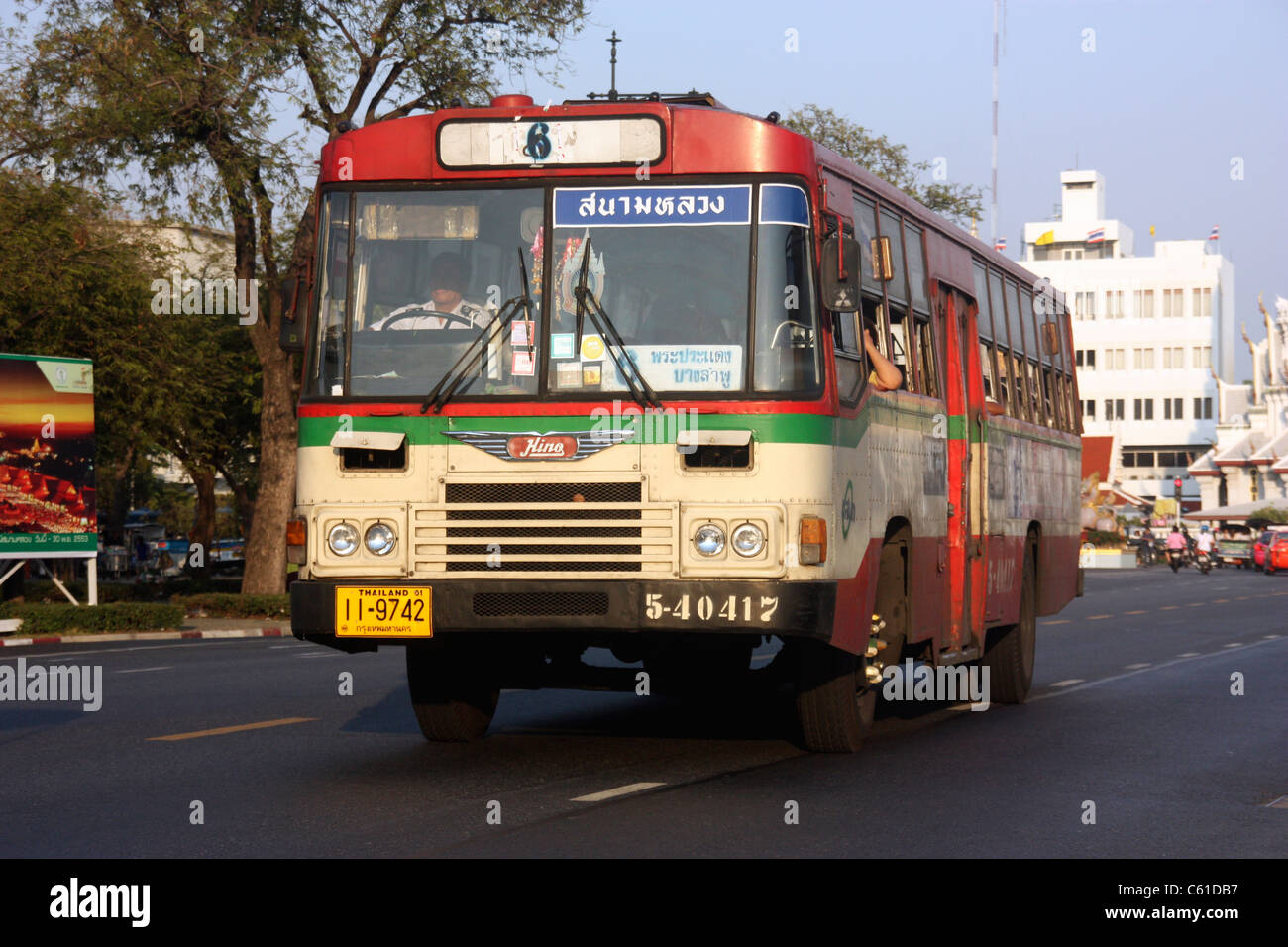 Überfüllten alten Hino Personennahverkehr Bus in der Nähe von Stadtzentrum Bangkok Thailand Stockfoto