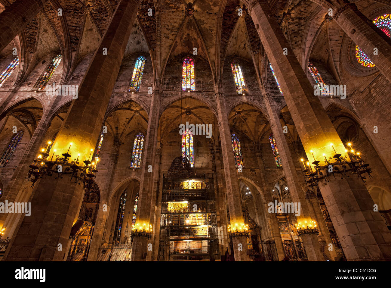Reich verzierte Innenraum der Palma Mallorca Basilika, großen Bogen mit Nischen von wunderschönen Schnitzereien und Skulpturen zeigen. Stockfoto