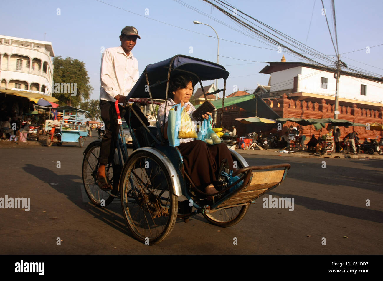 Kambodschanische Dreirad Passagier Rikscha auf den trägt Frau Pkw vom Markt in Phnom Penh Stockfoto