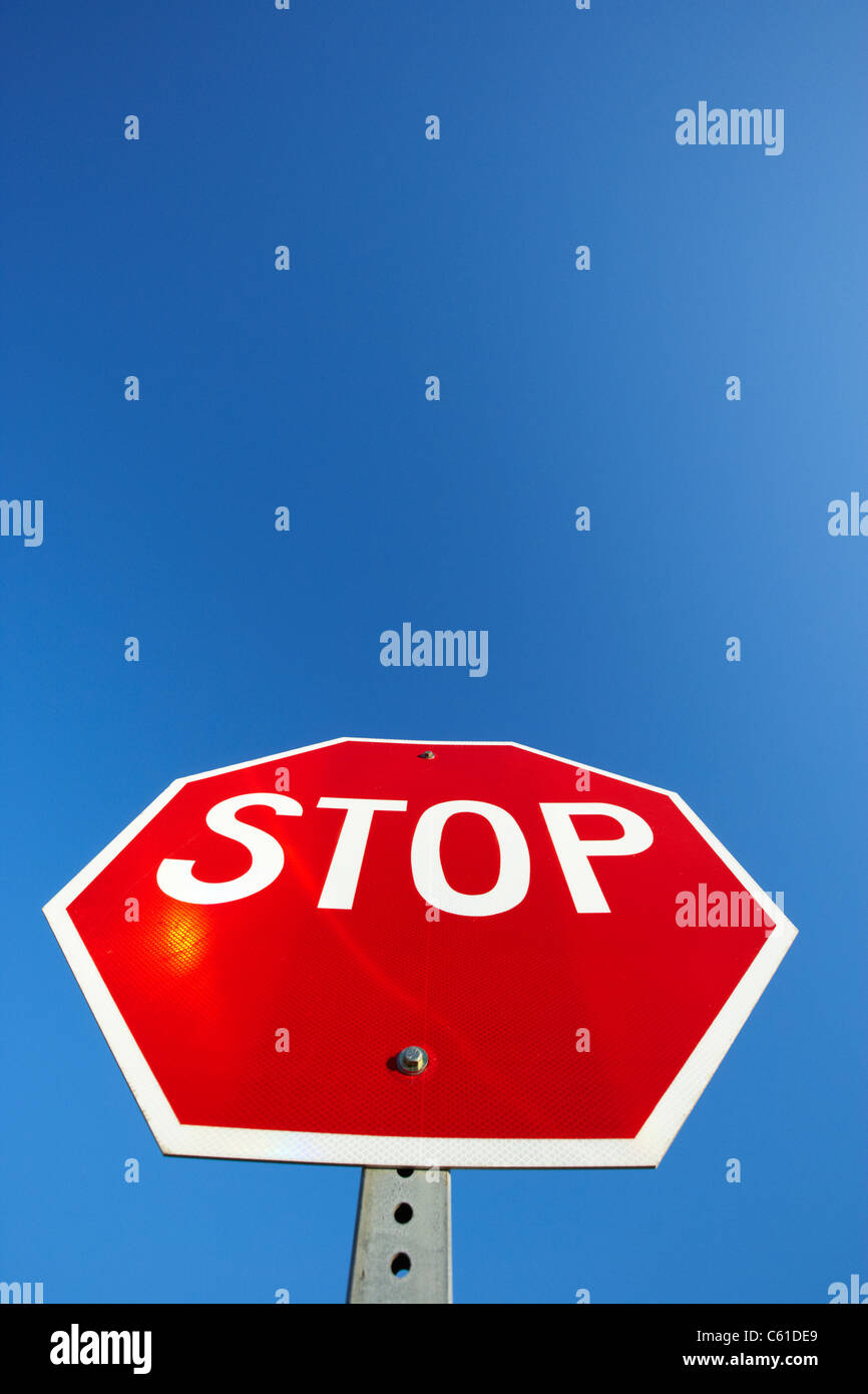 Stop-Schild gegen blauen Himmel in North Dakota Usa Vereinigte Staaten von Amerika Stockfoto