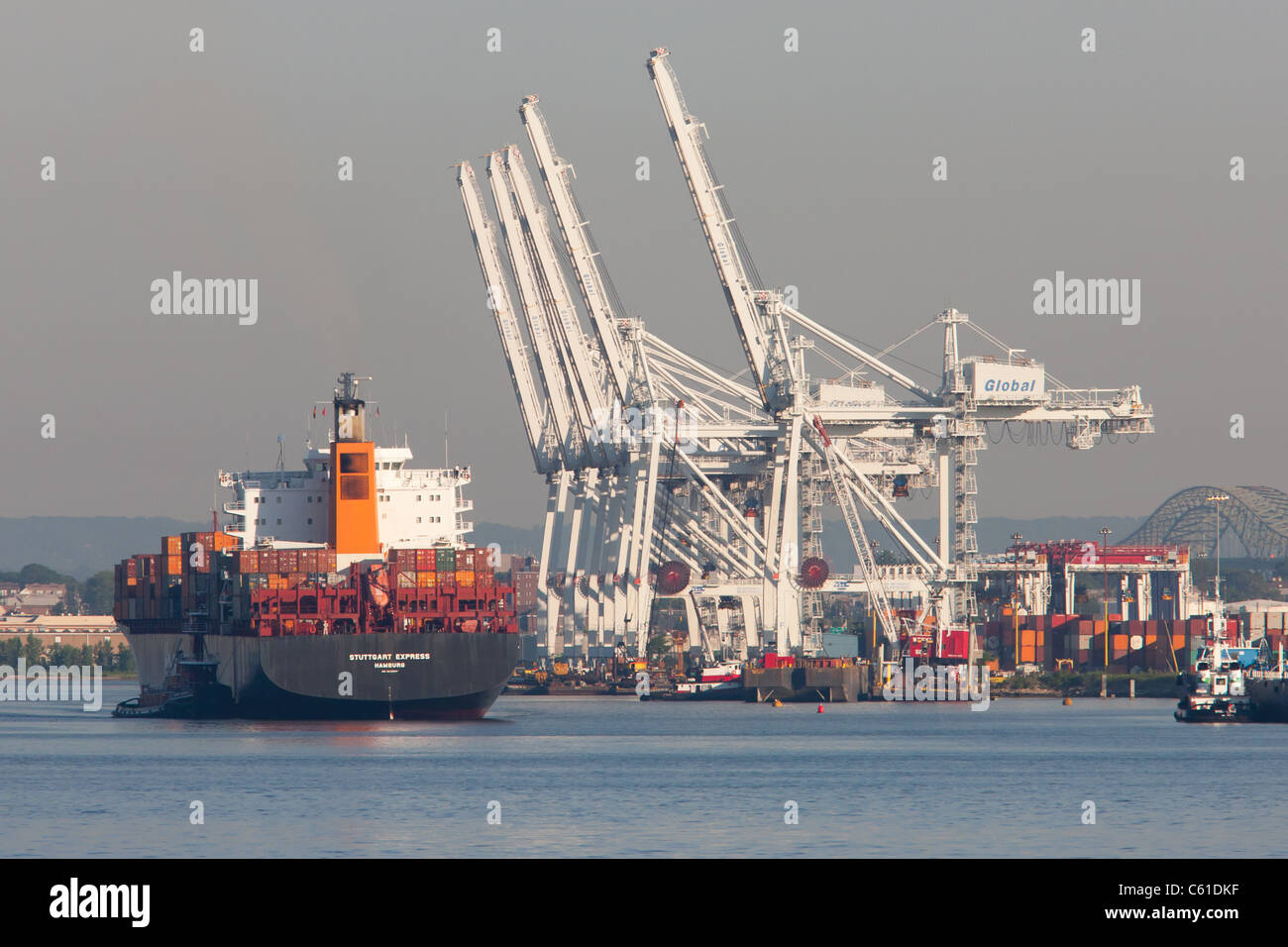Die Hapag-Lloyd Container schiff, unterstützt von einem schubschiff, Ansätze der globalen Container Terminals in Jersey City, New Jersey. Stockfoto