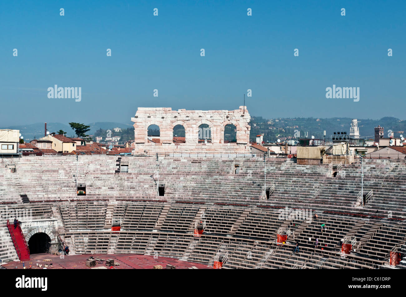 Roman Amphitheater mit ihm bleibt letzten ursprünglichen Kalkstein Außenwand.  Verona Italien Stockfoto