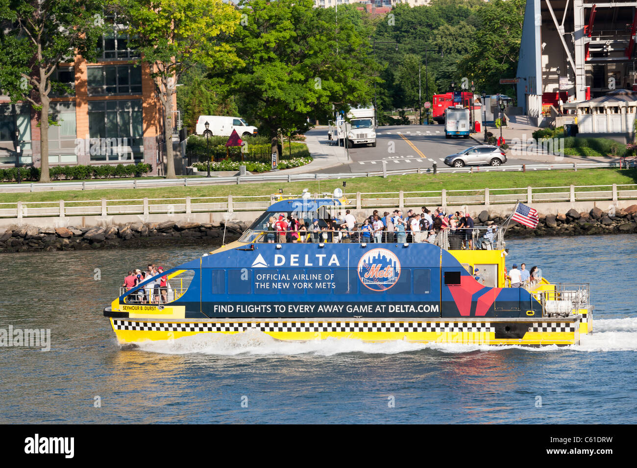 Die Delta-Baseball-Wasser-Taxi übergibt Roosevelt Island mit Passagieren zu einem NY Mets Spiel in New York City. Stockfoto