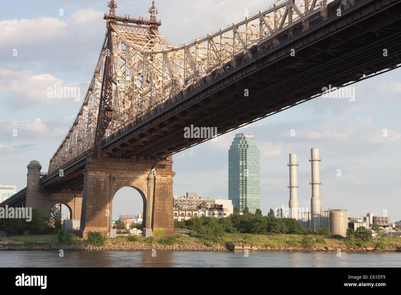 Die Citibank-Gebäude in Long Island City, Queens unter der Queensboro Brücke von Roosevelt Island, New York City sehen Stockfoto