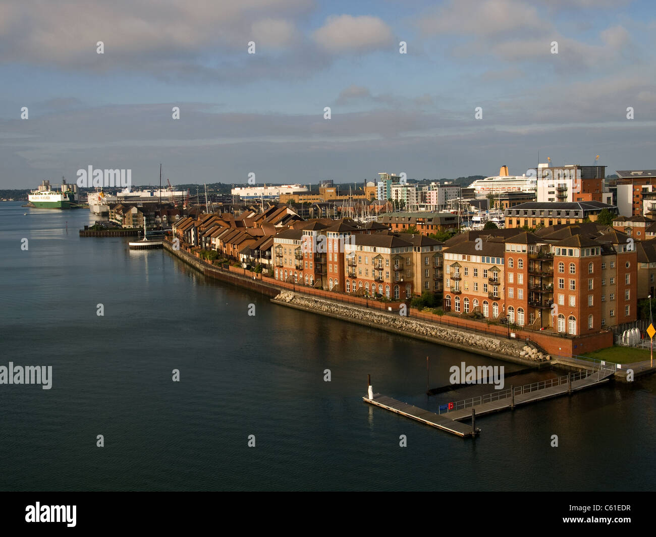 Blick Richtung Ocean Village Marina auf dem Fluss Itchen Southampton England UK mit der Kreuzfahrt Schiff Aurora im Hintergrund Stockfoto