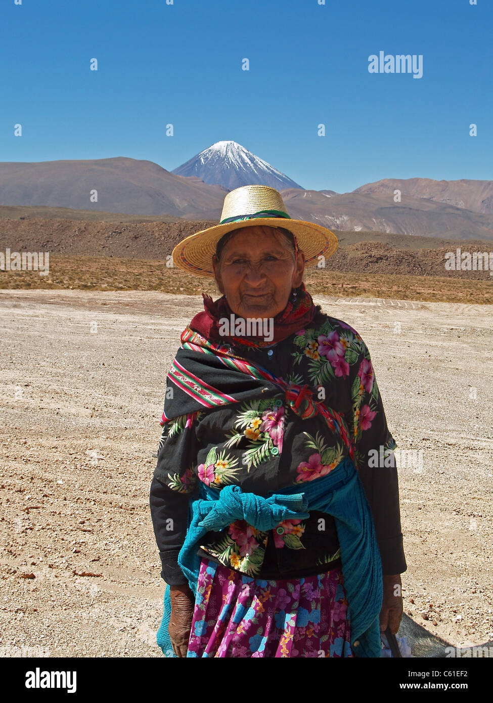 Atacamena Frau in der Atacama-wüste, Chile Stockfoto