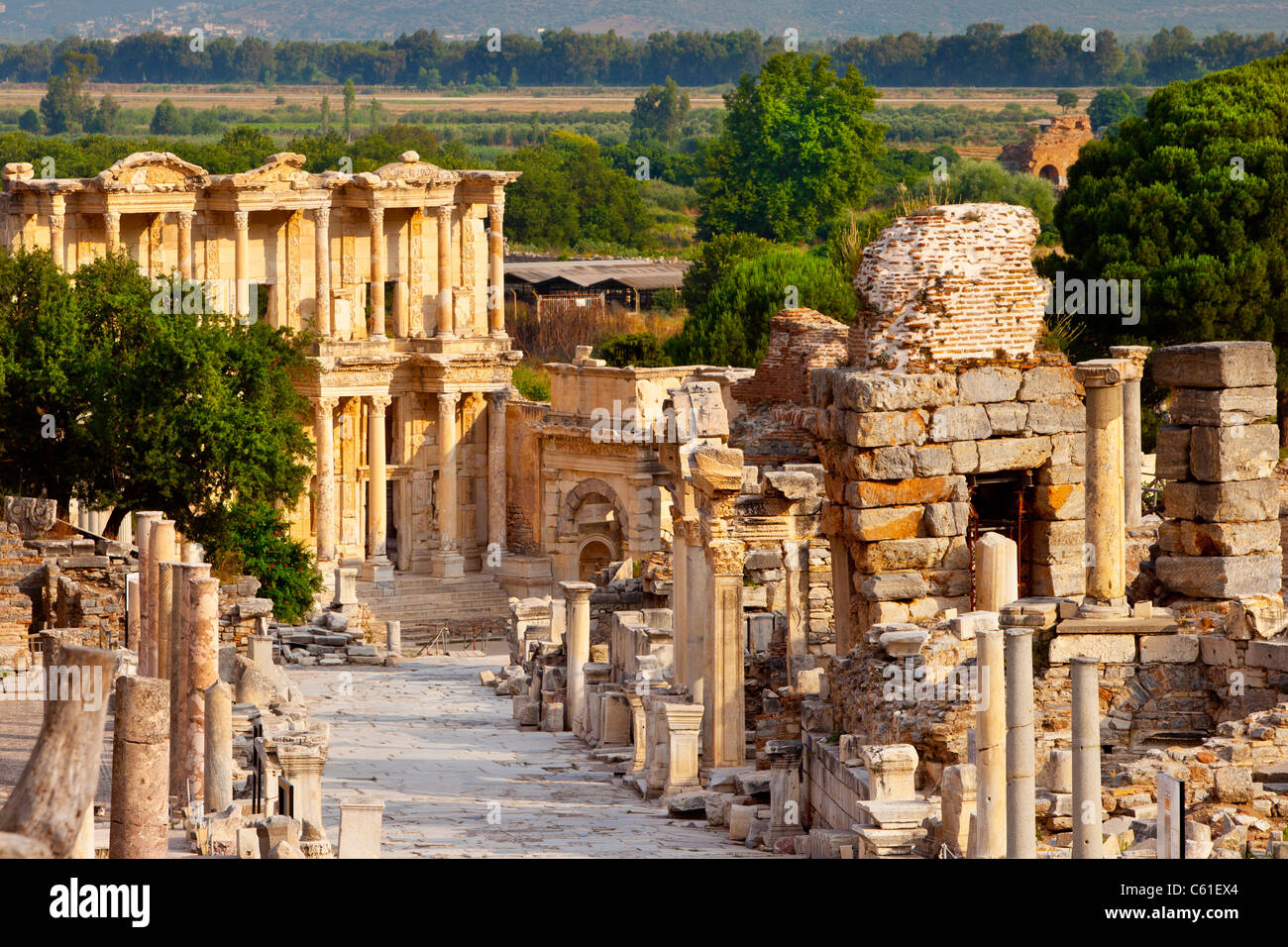 Marmor gepflasterte Straße Curetes mit Celsusbibliothek jenseits in antiken Ephesus, in der Nähe von Selcuk Türkei Stockfoto