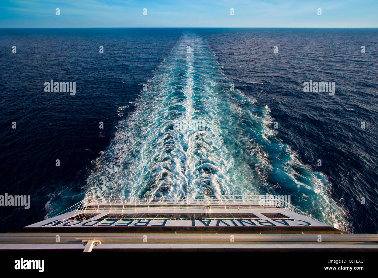 Stern und Gefolge der Kreuzfahrt Schiff Carnival Freedom im Mittelmeer Stockfoto