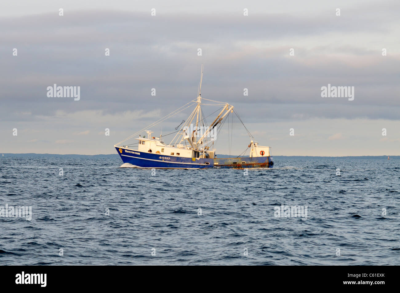 Blaue geschälten Fischerboot vor der Küste von Cape Cod Stockfoto