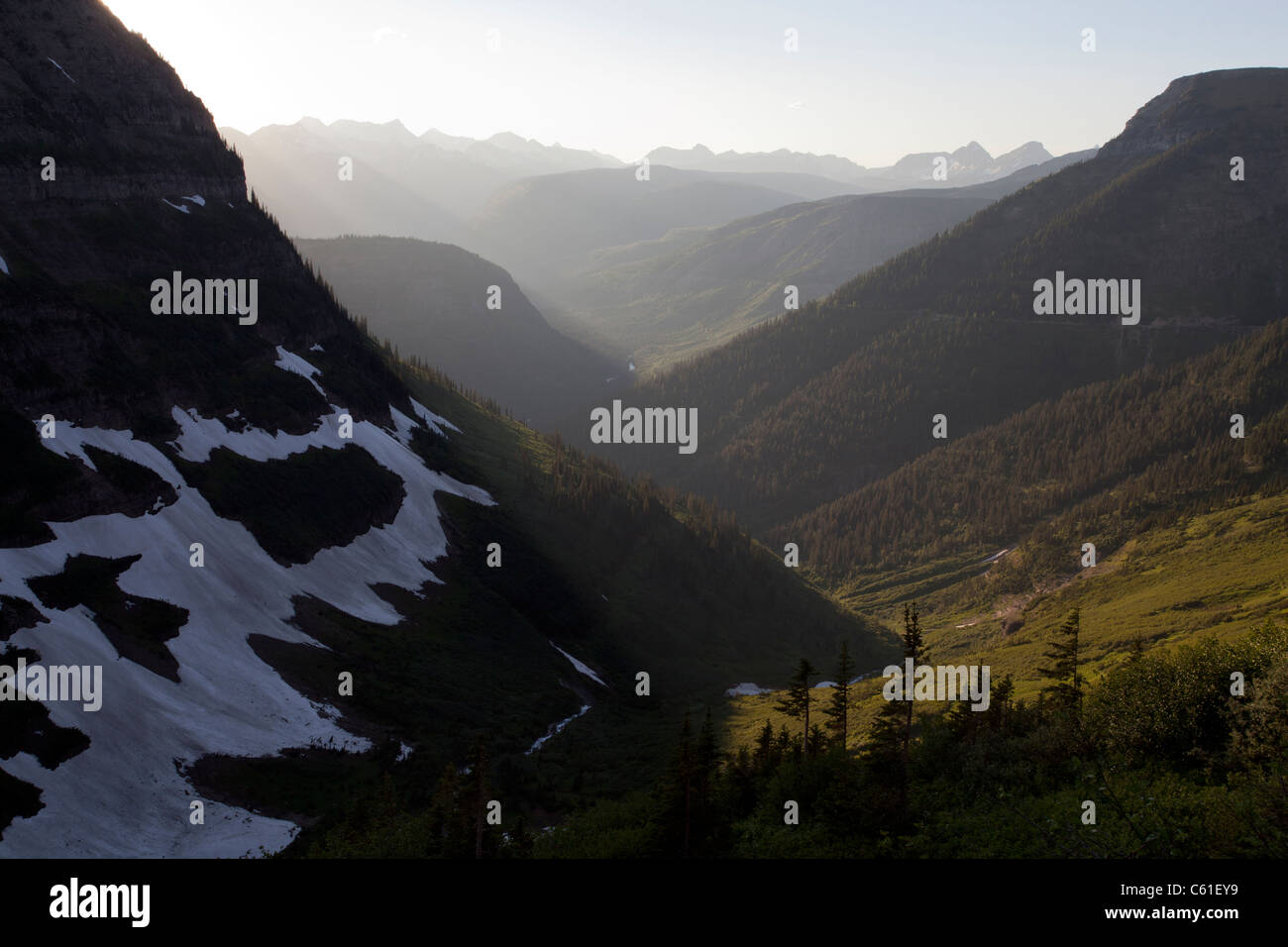 Blick von der Highline-Trail in der Abenddämmerung, Glacier National Park, Montana, USA Stockfoto