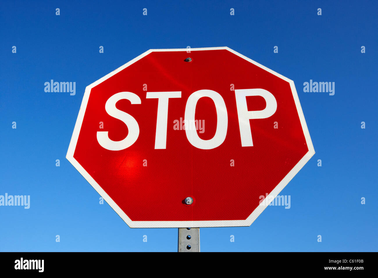 Stop-Schild gegen blauen Himmel in North Dakota Usa Vereinigte Staaten von Amerika Stockfoto