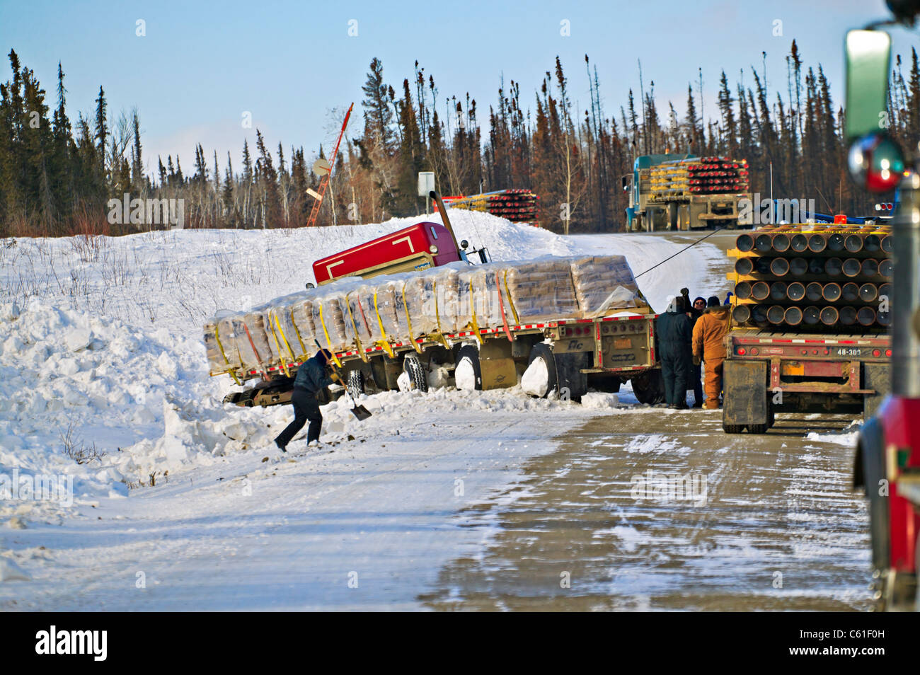 LKW-Unfall auf der James Dalton Highway, aka Haul Straße, im nördlichen Alaska in den Yukon River. Alaska, USA Stockfoto