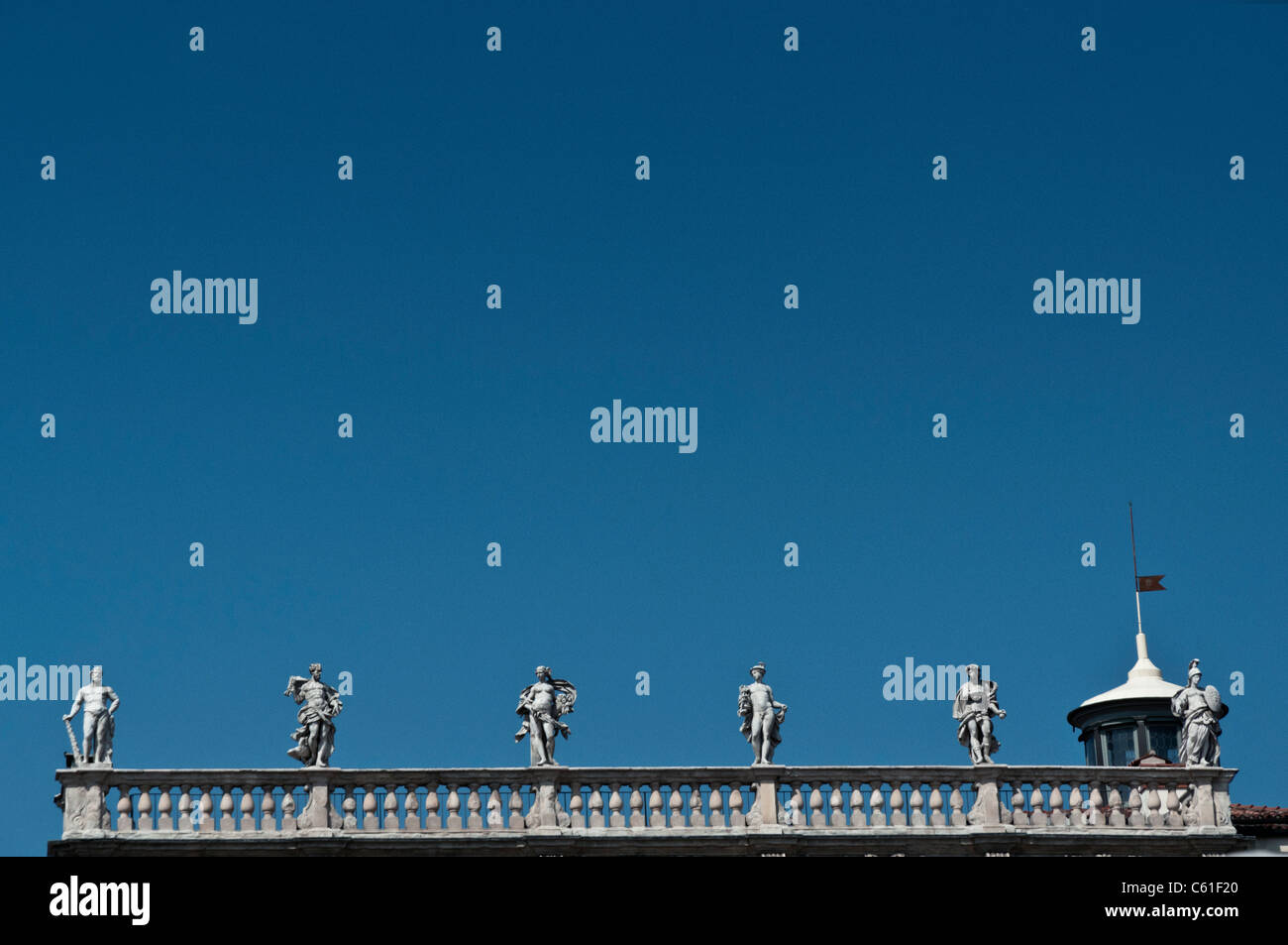 Sechs Statuen von Gottheiten: Herkules, Jupiter, Venus, Merkur, Apollo und Minerva auf den Palazzo Maffei, Verona Italien Stockfoto