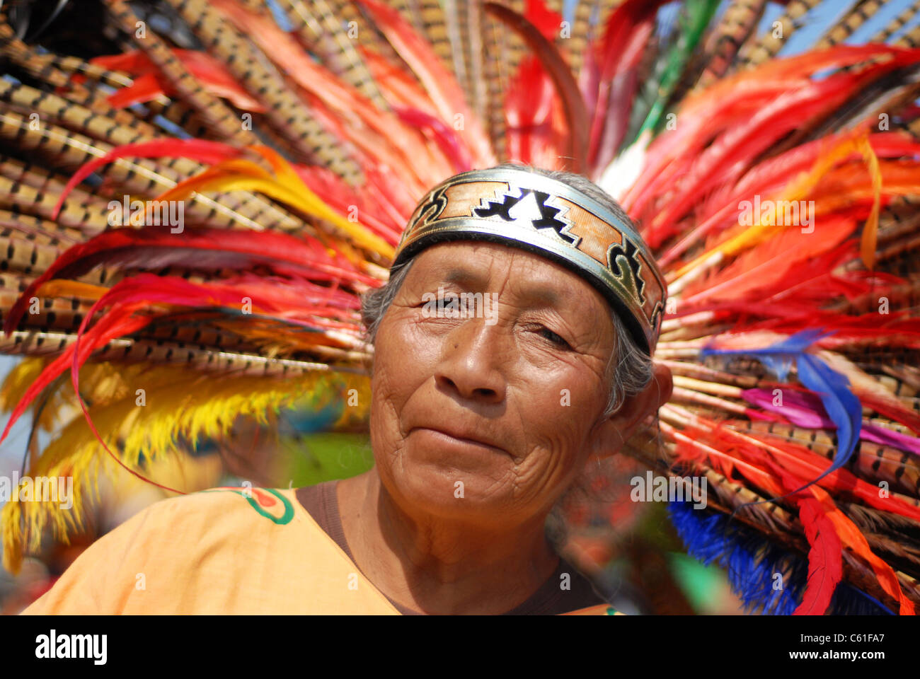 Native American Indian mit Kopfschmuck. Stockfoto