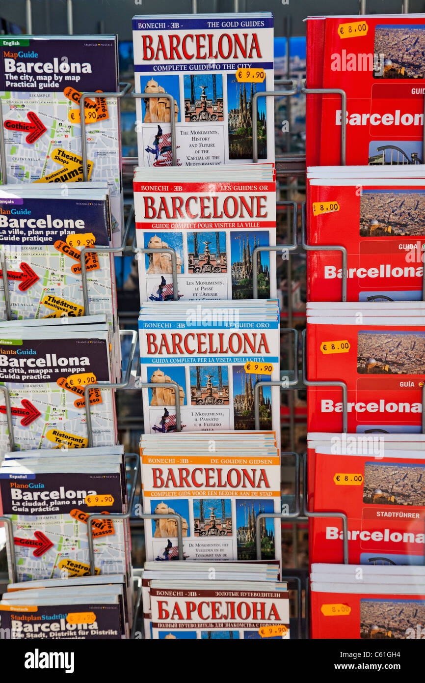 Spanien, Barcelona, Las Ramblas, Souvenir-Stall-Anzeige von Barcelona Karten Stockfoto
