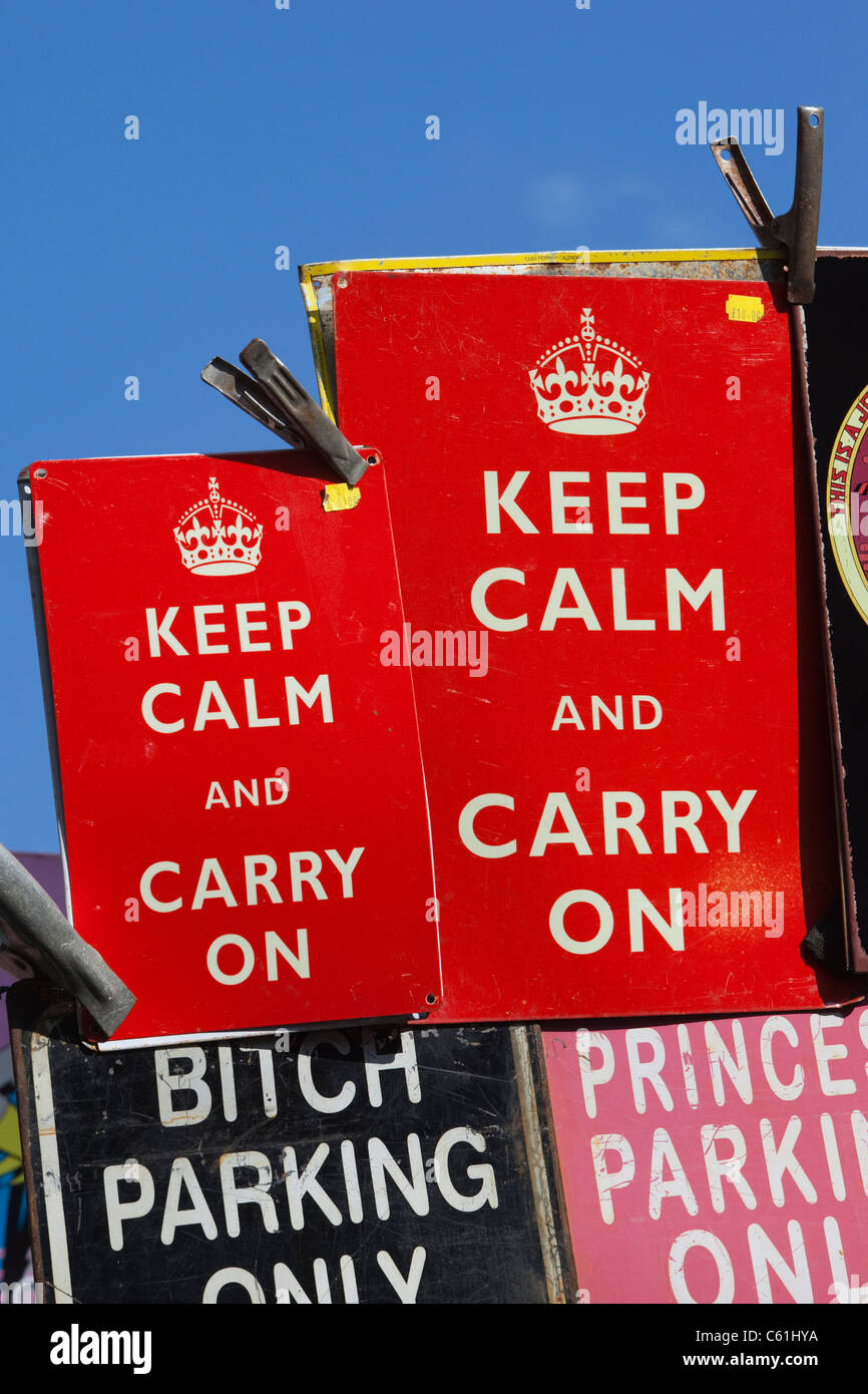 Der Portobello Market, Keep Calm and Carry auf Schildern Stockfoto
