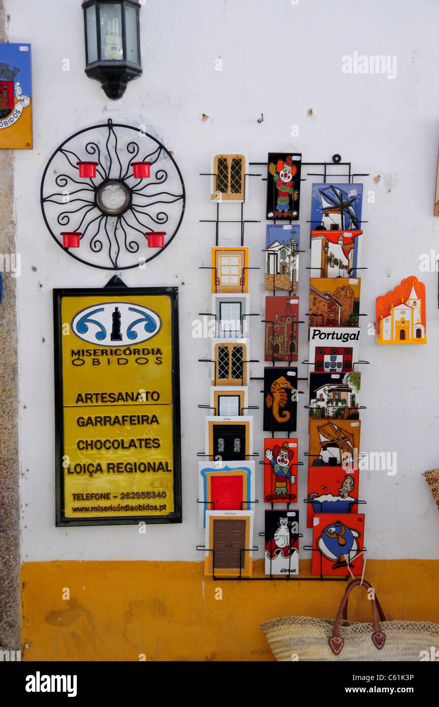 Postkarte-Rack und Schoko-Laden zu unterzeichnen, in der mittelalterlichen Stadt Obidos etwa 50 Meilen nördlich von Lissabon, Portugal Stockfoto