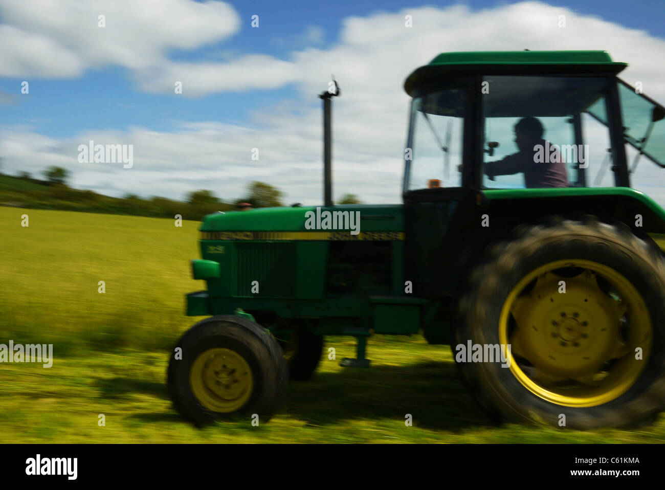 Landwirtschaft in Großbritannien Irland sammeln der Ernte Schneiden der Hafer auf einem Traktor Stockfoto