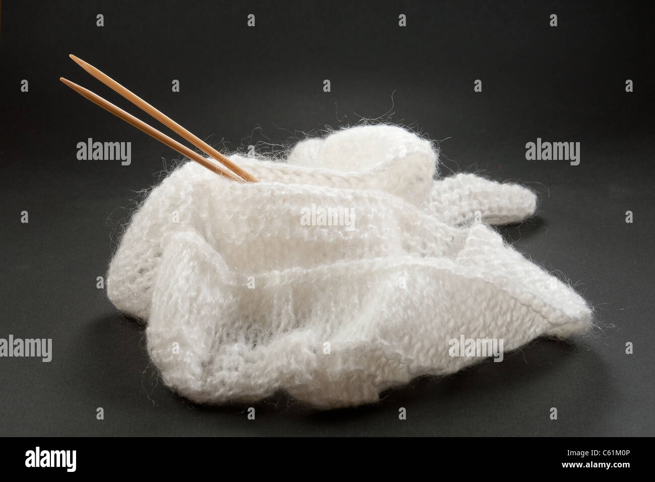 Detail der Arbeit mit weißem Mohair-Garn stricken Stockfoto