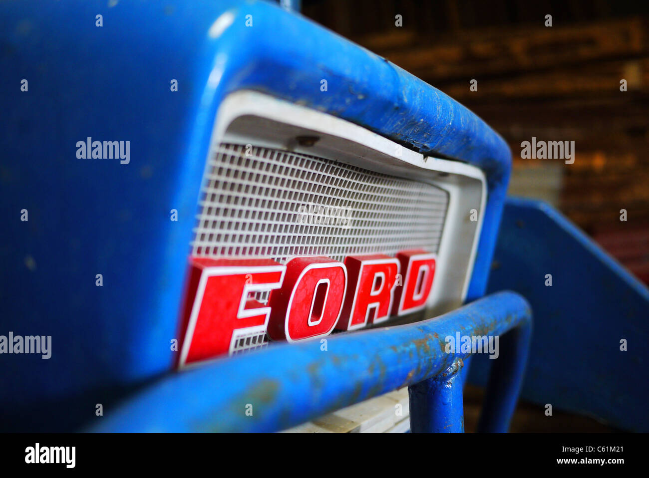 Landwirtschaft in Großbritannien Irland sammeln der Ernte Schneiden der Hafer auf einem Traktor Stockfoto